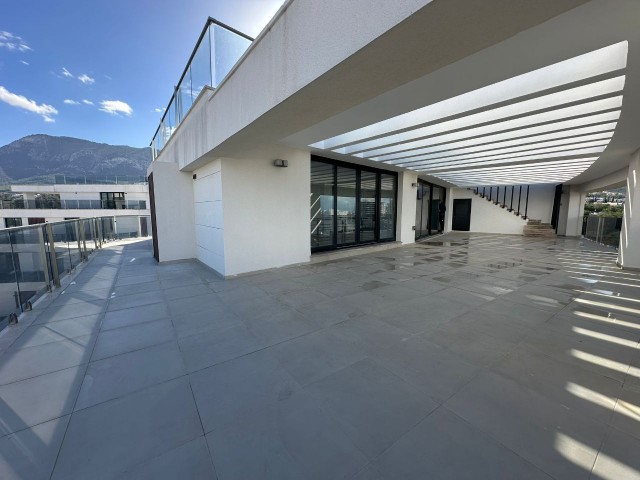 DUPLEX-PENTHOUSE MIT PRIVATEM POOL ZU VERKAUFEN IM HERZEN VON KYRENIA