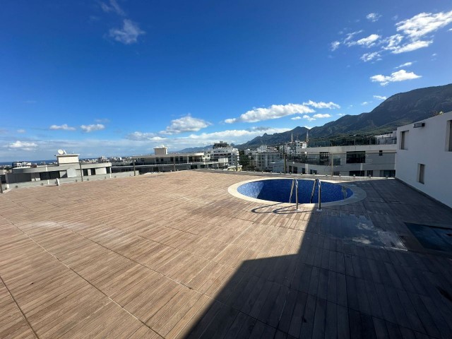 DUPLEX-PENTHOUSE MIT PRIVATEM POOL ZU VERKAUFEN IM HERZEN VON KYRENIA