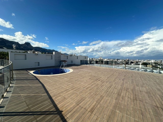 DUPLEX-PENTHOUSE MIT PRIVATEM POOL ZU VERKAUFEN IM HERZEN VON KYRENIA