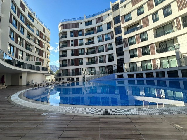 DUPLEX-PENTHOUSE MIT PRIVATEM POOL ZU VERKAUFEN IM HERZEN VON KYRENIA