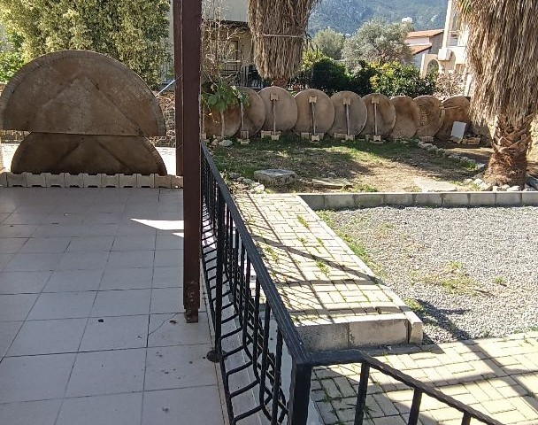Villa mit großem Garten zum Verkauf in Ozanköy!