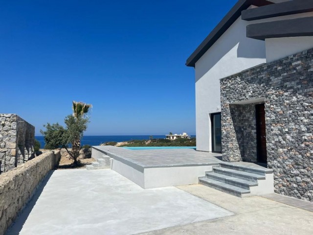 VOLLSTÄNDIG RENOVIERTE VILLA MIT 3 SCHLAFZIMMERN AM WASSER ZUM VERKAUF IN KYRENIA BAHCELI!