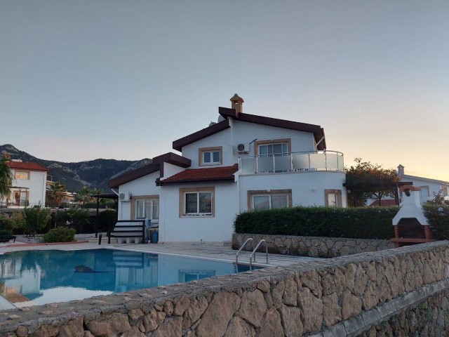 VOLLSTÄNDIG RENOVIERTE VILLA MIT 3 SCHLAFZIMMERN AM WASSER ZUM VERKAUF IN KYRENIA BAHCELI!