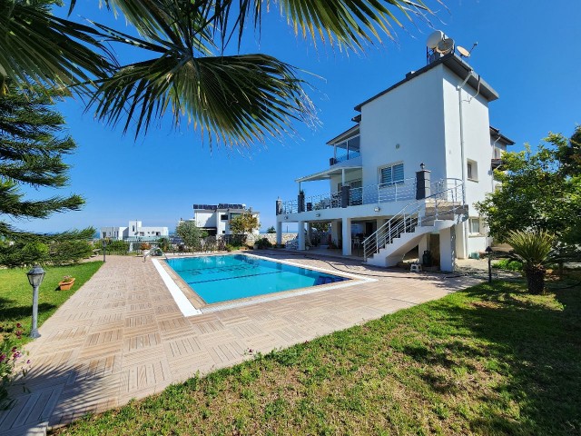 Catalkoy, täglich komplett möbliert, 4+1 Villa mit Pool +905428777144 Englisch, Türkisch, Russisch