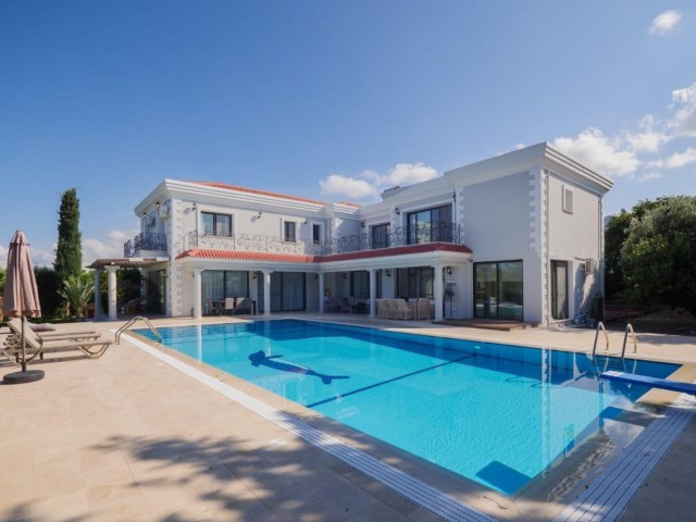 GIRNE CATALKOY'DE 5 YATAK ODALI ESSIZ VILLA 