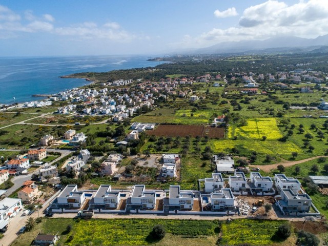 Kıbrıs Girne Çatalköy'de Denize Yürüyüş Mesafesinde Satılık Ultra Lüks 3+1 Villa