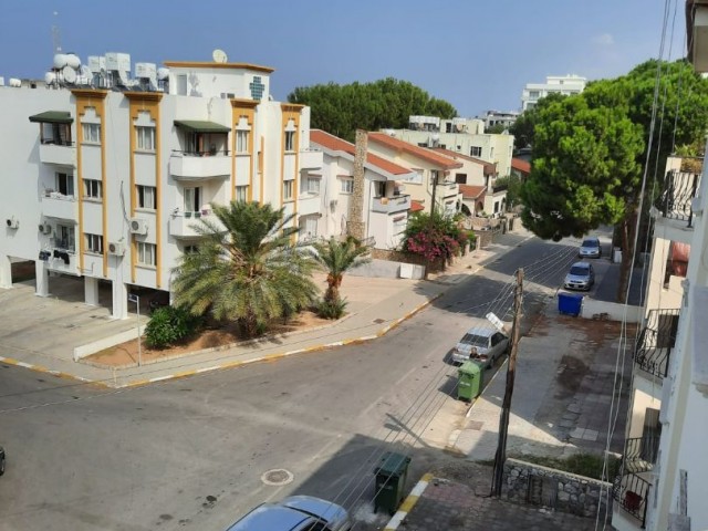 Girne Merkezde Satılık Geniş 2+1 daire