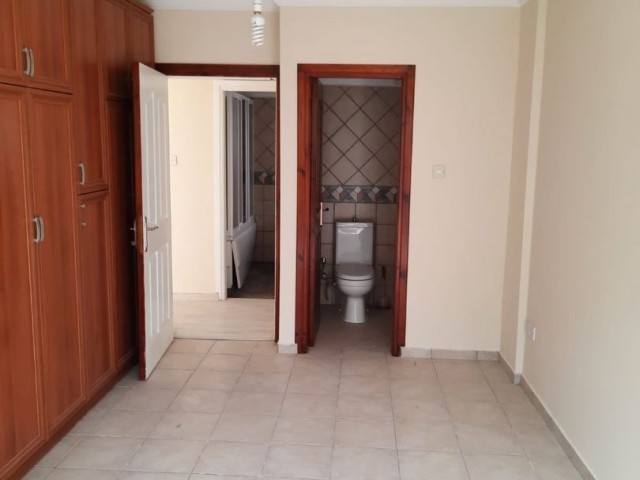 Girne Merkezde Satılık Geniş 2+1 daire