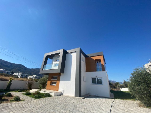 Villa mit Berg-und Meerblick zum Verkauf in Kyrenia Ozanköy ** 