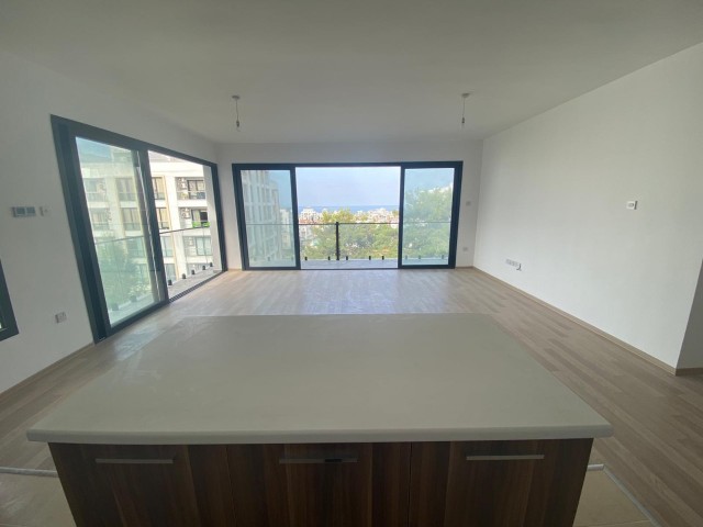 3+1 Wohnung zum Verkauf mit Blick auf die Berge und das Meer in einer herrlichen Lage in Zypern Kyrenia Zentrum ** 