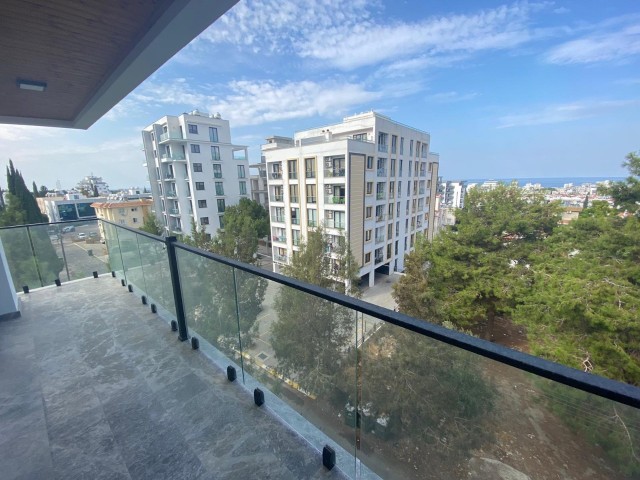 3+1 Wohnung zum Verkauf mit Blick auf die Berge und das Meer in einer herrlichen Lage in Zypern Kyrenia Zentrum ** 