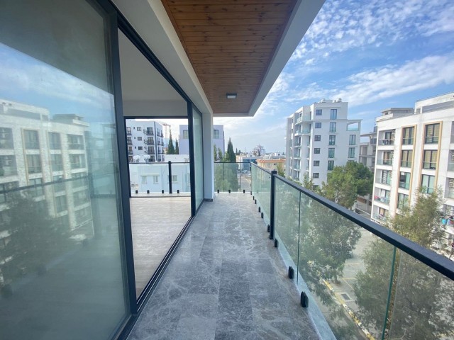 3+1 Wohnung zum Verkauf mit Blick auf die Berge und das Meer in einer herrlichen Lage in Zypern Kyrenia Zentrum ** 