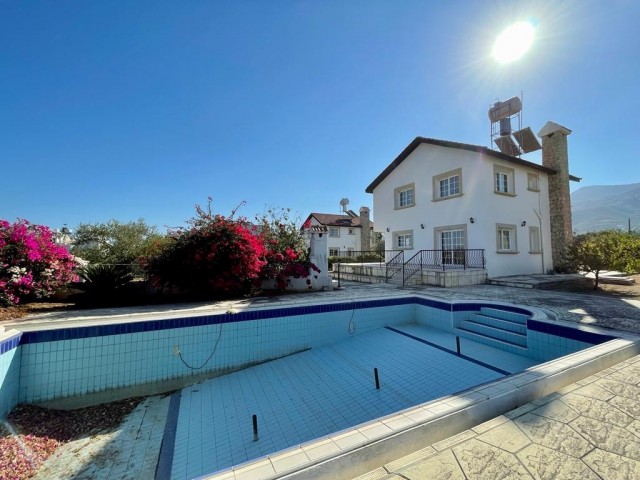 4+1 Villa Zum Verkauf Mit Großem Garten Mit Pool In Zypern Kyrenia Ozanköy ** 