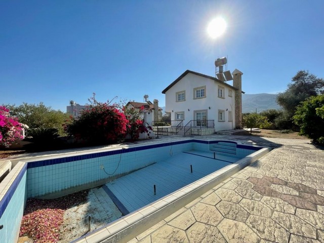 4+1 Villa Zum Verkauf Mit Großem Garten Mit Pool In Zypern Kyrenia Ozanköy ** 