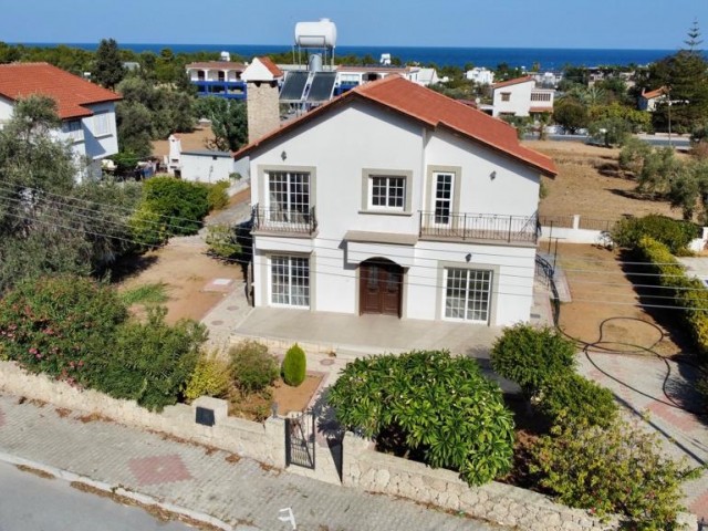 Kıbrıs Girne Ozanköy Havuzlu Geniş Bahçeli Satılık 4+1 Villa 