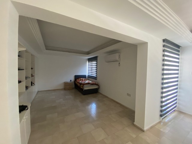 2+1 Büro Wohnung zum Verkauf in Kyrenia Zentrum ** 