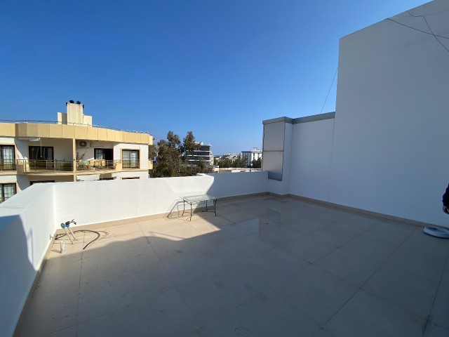 VOLL MÖBLIERTES 2+1 PENTHOUSE ZUR MIETE IN ZYPERN KYRENIA ZENTRUM ** 