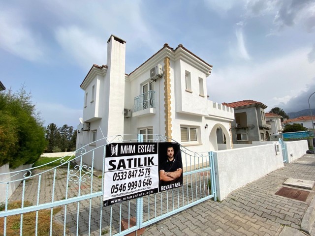 Kıbrıs Girne Ozanköy Bellapais Bölgesinde Satılık Geniş Bahçeli 3 Yatak Odalı Müstakil Villa