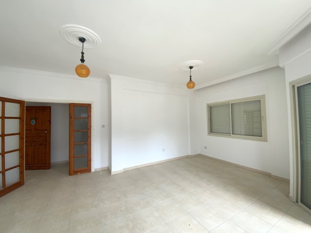 3+1 квартира с турецким початком для продажи в центре Кирении, Кипр ** 