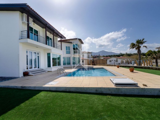 Kıbrıs Girne Çatalköy'de Denize Sıfır Satılık Villa