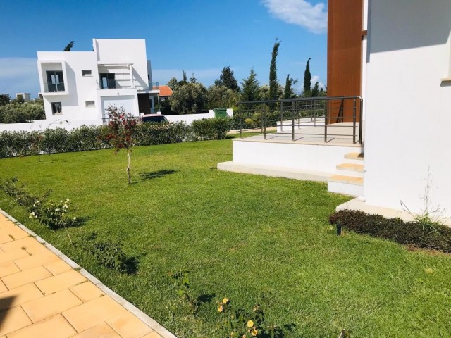Kıbrıs Girne Zeytinlik Bölgesinde Site İçerisinde  Geniş Bahçeli Full Eşyalı 2+1 Satılık Daire 