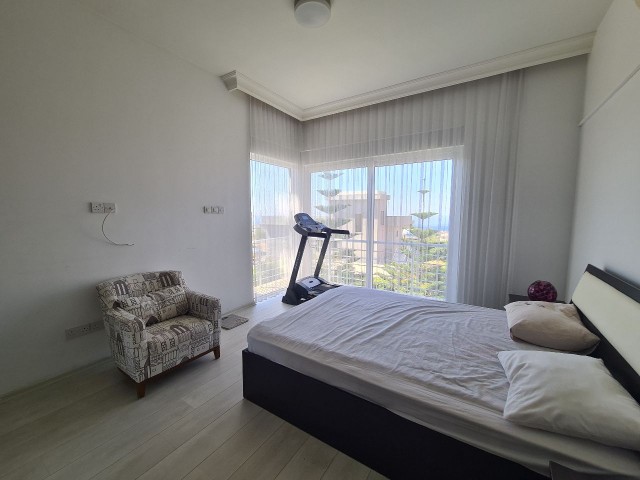 Kıbrıs Girne Çatalköy'de Satılık 4+1 Lux Villa