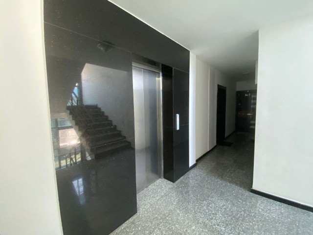 Сдается квартира с лифтом 2+1 в центре Кирении, Кипр ** 