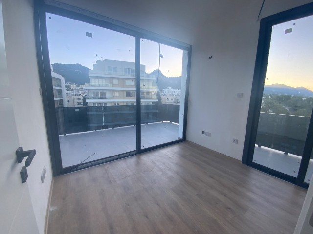 Kıbrıs Girne Merkez Satılık Sıfır Deniz Manzaralı 3+1 Daire ve Penthouse 