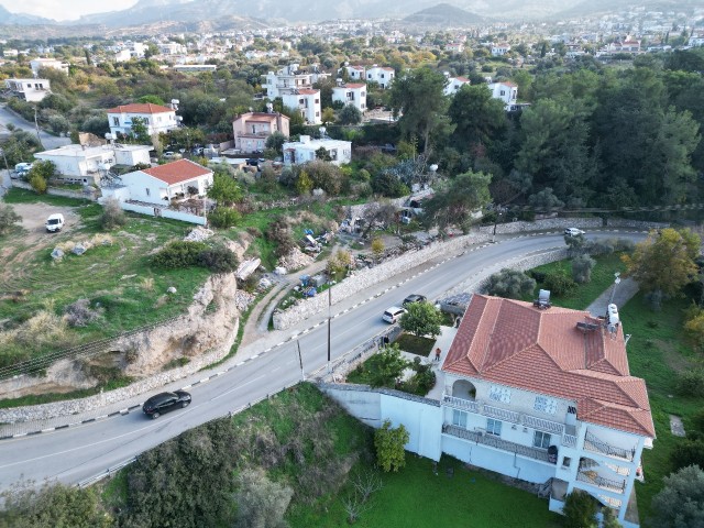 Zypern Kyrenia Çatalköy Zu verkaufen 2 Geschäfte 3 Wohnungen auf 2 Hektar 2 Evlek-Land