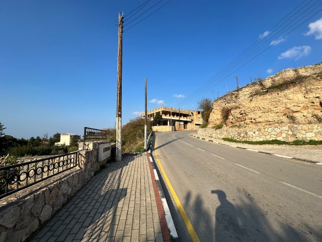 Kıbrıs Girne Çatalköy Satılık 2 dönüm 2 evlek Arazi içinde 2 Dükkan 3 Daire