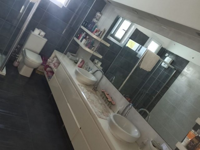 Girne Merkezde Satılık 4+1 Villa