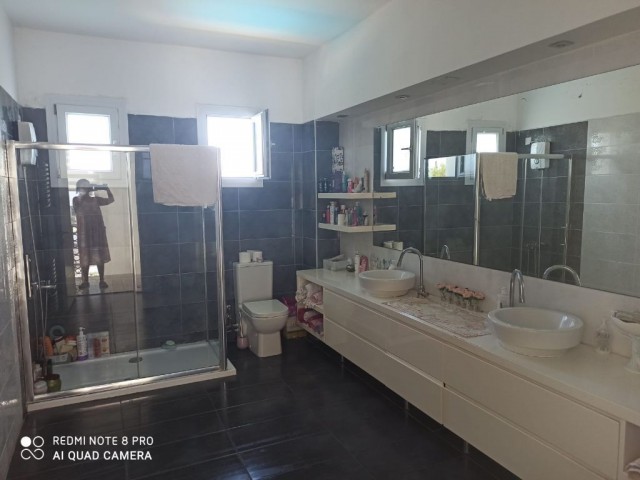 Girne Merkezde Satılık 4+1 Villa