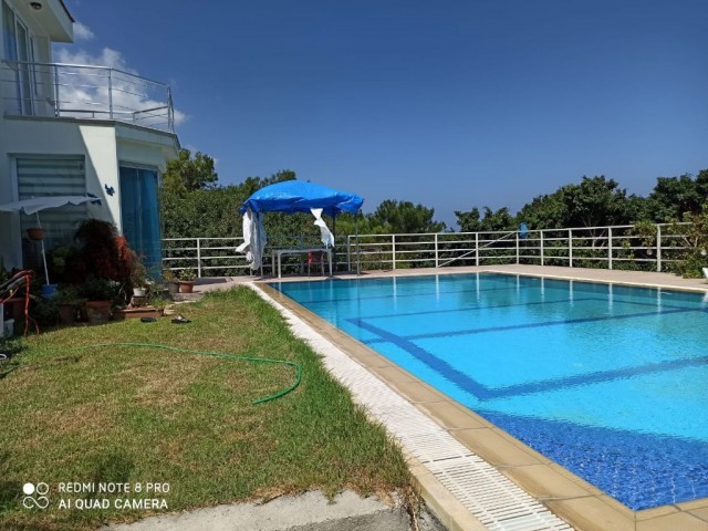 Girne Merkezde Satılık 4+1 Villa