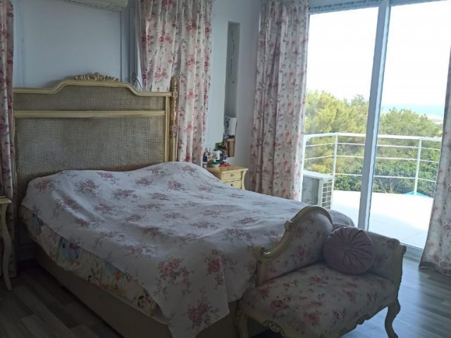 Girne Merkezde Satılık 4+1 Villa