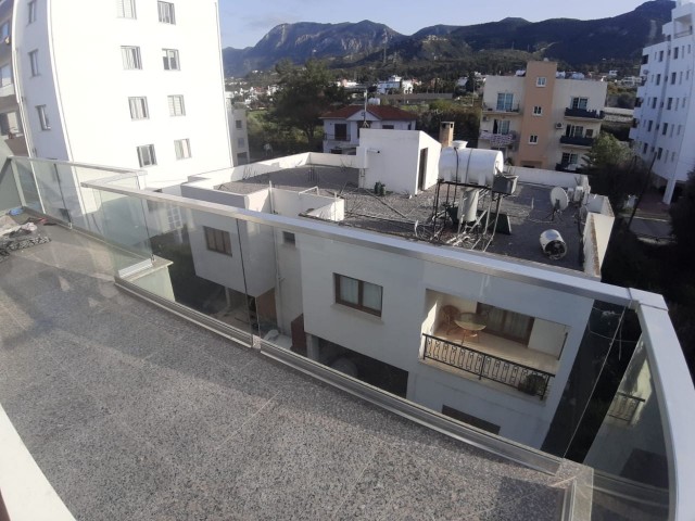 2 + 1 Penthouse-Wohnung Zum Verkauf In Kyrenia Zentrum ** 