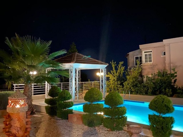 Bellapais Bölgesinde Satılık 4+1 Villa