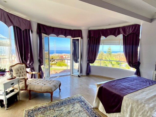 Bellapais Bölgesinde Satılık 4+1 Villa