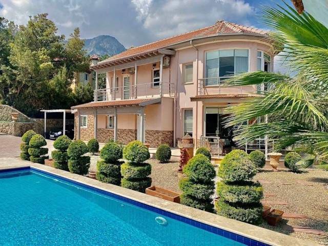 Bellapais Bölgesinde Satılık 4+1 Villa