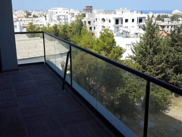 WIR BRINGEN LUXUS IN IHR ZUHAUSE..3+1 VOLL MÖBLIERTE RESIDENZ WOHNUNG ZUR MIETE AN DER HAUPTSTRAßE IN DER NÄHE VON ÜBERALL IM ZENTRUM VON KYRENIA ** 