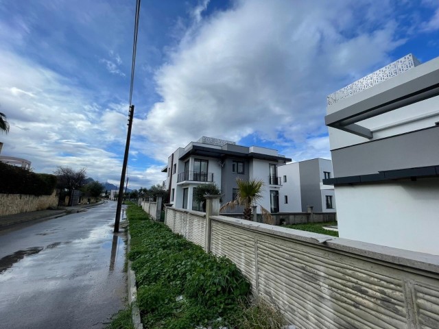 Wir bieten Ihnen den Vorteil, zwischen sehr angenehmen Apartments mit eigenem Garten oder einer großen Terrasse mit herrlicher Aussicht zu wählen ... und zu Preisen ab 68.000 Llogara ** 