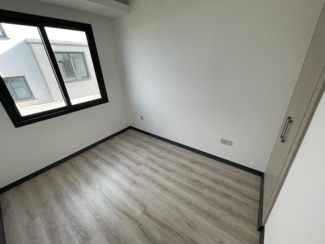 Wir bieten Ihnen den Vorteil, zwischen sehr angenehmen Apartments mit eigenem Garten oder einer großen Terrasse mit herrlicher Aussicht zu wählen ... und zu Preisen ab 68.000 Llogara ** 