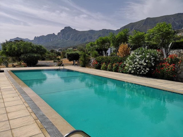 EIN FRIEDLICHES LEBEN IN ALSANCAK, DER PERLE VON KYRENIA, MIT DER NATUR VERFLOCHTEN ① ... PRIVATER POOL-GROßER GARTEN-HERRLICHE AUSSICHT ZU VERMIETEN 3 + 1 VOLL MÖBLIERTE DOPPEL LLOSA VILLA ** 