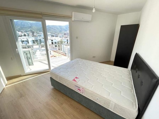 2+1 VOLL MÖBLIERTE PENTHOUSE-WOHNUNG ZUR MIETE MIT SEHR GROßER TERRASSE IN DER NÄHE VON KYRENIA ZENTRUM ** 