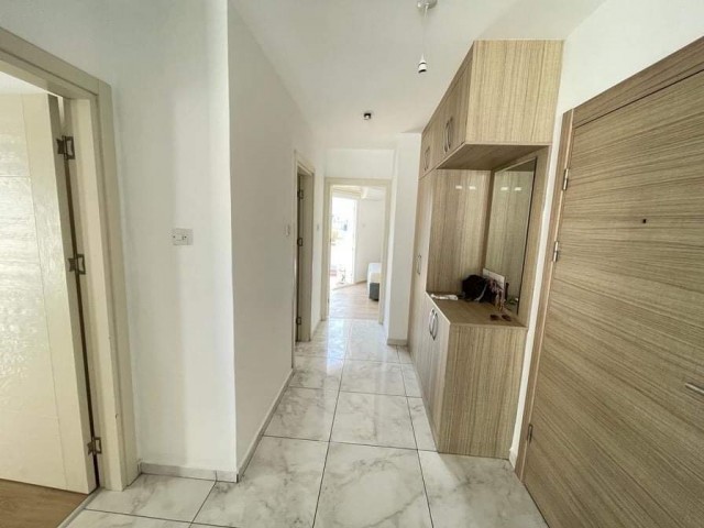 2+1 VOLL MÖBLIERTE PENTHOUSE-WOHNUNG ZUR MIETE MIT SEHR GROßER TERRASSE IN DER NÄHE VON KYRENIA ZENTRUM ** 