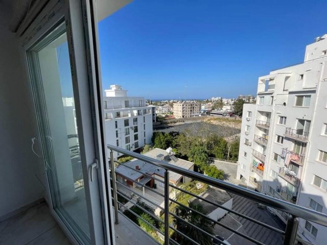 2+1 VOLL MÖBLIERTE PENTHOUSE-WOHNUNG ZUR MIETE MIT SEHR GROßER TERRASSE IN DER NÄHE VON KYRENIA ZENTRUM ** 