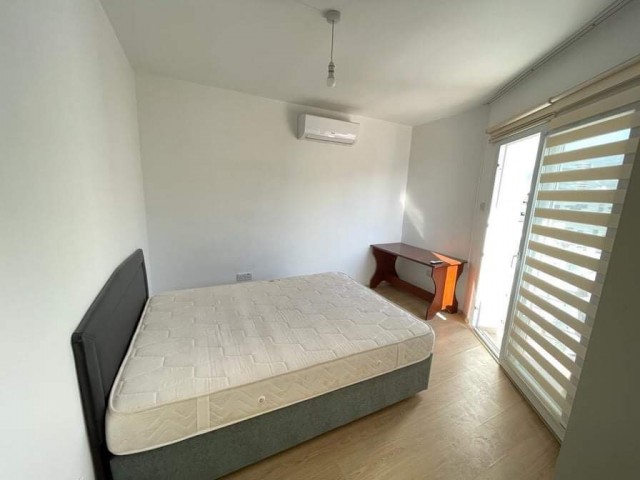 2+1 VOLL MÖBLIERTE PENTHOUSE-WOHNUNG ZUR MIETE MIT SEHR GROßER TERRASSE IN DER NÄHE VON KYRENIA ZENTRUM ** 