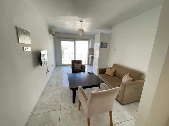 2+1 VOLL MÖBLIERTE PENTHOUSE-WOHNUNG ZUR MIETE MIT SEHR GROßER TERRASSE IN DER NÄHE VON KYRENIA ZENTRUM ** 