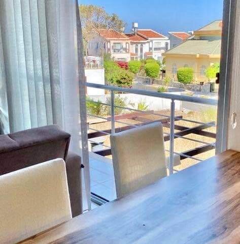 VOLL MÖBLIERTE 2 + 1 GEPFLEGTE WOHNUNG IN KYRENIA KARAOGLANOGLU MIT HERRLICHER AUSSICHT MIT PRIVATER TERRASSE IN DER NÄHE DES MEERES ** 