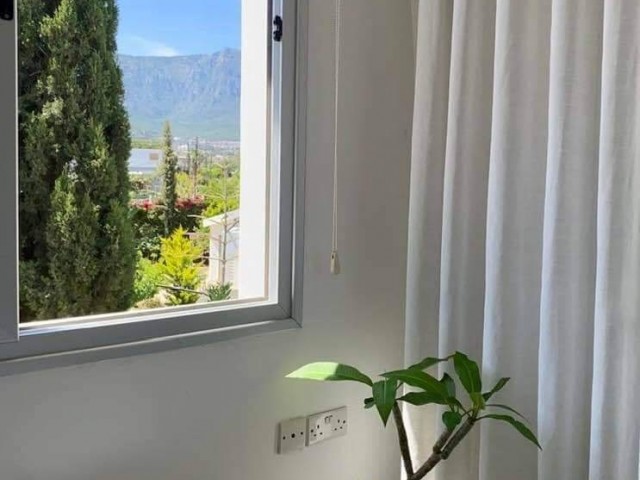 VOLL MÖBLIERTE 2 + 1 GEPFLEGTE WOHNUNG IN KYRENIA KARAOGLANOGLU MIT HERRLICHER AUSSICHT MIT PRIVATER TERRASSE IN DER NÄHE DES MEERES ** 