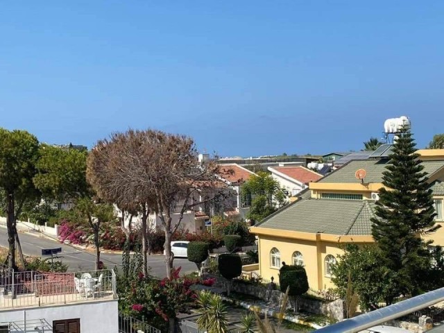 VOLL MÖBLIERTE 2 + 1 GEPFLEGTE WOHNUNG IN KYRENIA KARAOGLANOGLU MIT HERRLICHER AUSSICHT MIT PRIVATER TERRASSE IN DER NÄHE DES MEERES ** 